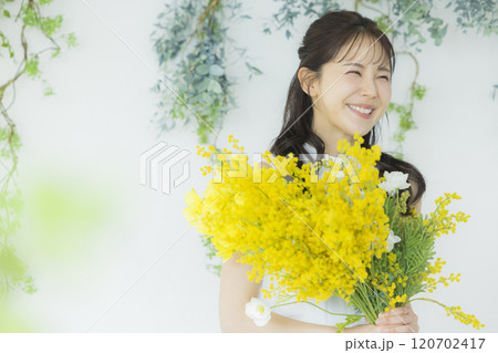 ミモザの花束を持つ若い女性 ミモザの花束を持つ若い女性 120702417