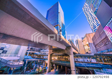 日本の東京都市景観 さよなら渋谷駅西口。デッキから山手線ホームが間近に…。そして新時代へ…＝25日 120702498
