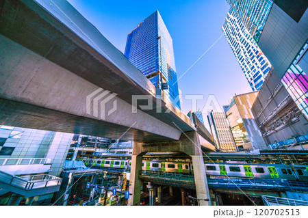 日本の東京都市景観 さよなら渋谷駅西口。デッキから山手線が間近に…。そして新時代へ…=25日 日本の東京都市景観 さよなら渋谷駅西口。デッキから山手線が間近に…。そして新時代へ…=25日 120702513