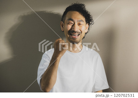 髭の男性 髭の男性 120702531