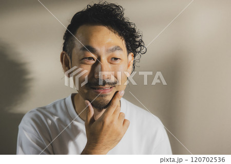 髭の男性 髭の男性 120702536