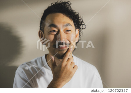 髭の男性 髭の男性 120702537