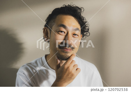髭の男性 髭の男性 120702538