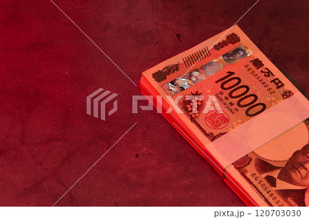 赤い背景に札束 120703030