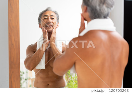 鏡を見る男性　ビューティー 120703268