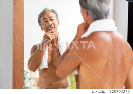 鏡を見る男性　ビューティー 120703270