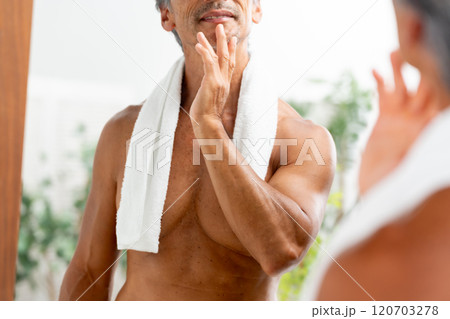 鏡を見る男性　ビューティー　手元 120703278