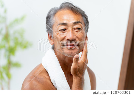 鏡を見る男性　ビューティー 120703301