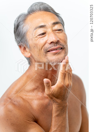 鏡を見る男性　ビューティー 120703325