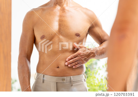 ダイエット　お腹　男性　手元 120703391