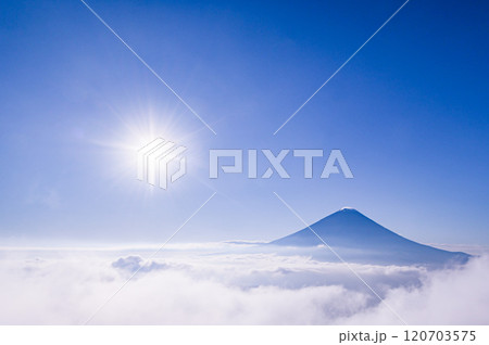 青空と太陽、雲海に浮かぶ富士山（王岳から） 120703575