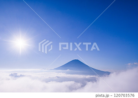 青空と太陽、雲海に浮かぶ富士山(王岳から) 青空と太陽、雲海に浮かぶ富士山(王岳から) 120703576