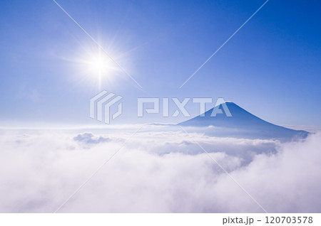青空と太陽、雲海に浮かぶ富士山（王岳から） 120703578