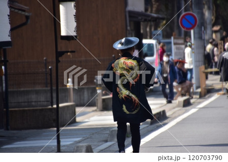 日本の岐阜県高山市　春の高山祭　法被を着て陣笠を被り、祭りに参加する男性　路地裏を歩く後ろ姿 120703790