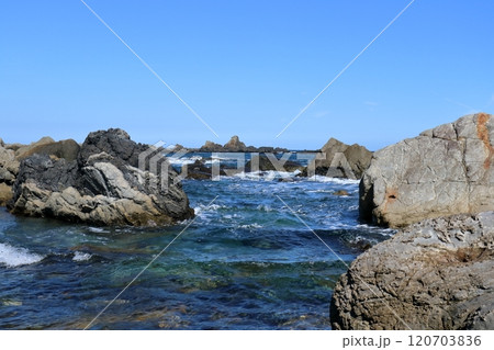 海岸から室戸の海を眺める　秋　（高知県　室戸岬） 120703836