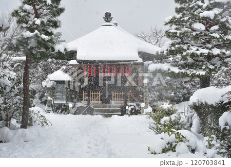 雪景色　天龍寺三秀院の東向大黒天 120703841