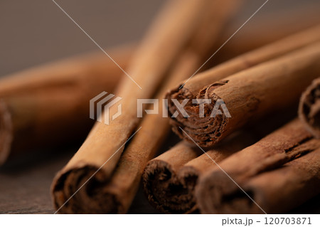 シナモンスティックの先端のクローズアップ 120703871