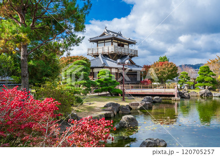 大阪府池田市　池田城跡公園の日本庭園と櫓風展望休憩舎 120705257
