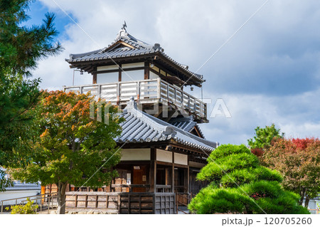 大阪府池田市　池田城跡公園の櫓風展望休憩舎 120705260