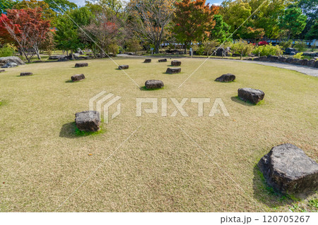 大阪府池田市 池田城跡公園の礎石と芝生広場 大阪府池田市 池田城跡公園の礎石と芝生広場 120705267