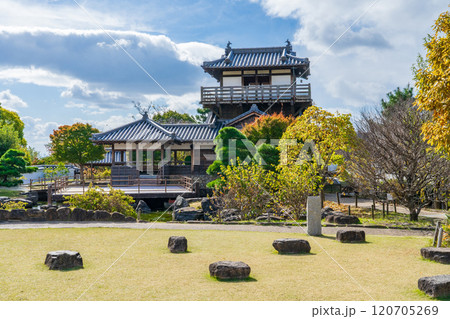 大阪府池田市 池田城跡公園の礎石と櫓風展望休憩舎 大阪府池田市 池田城跡公園の礎石と櫓風展望休憩舎 120705269