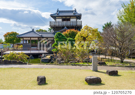大阪府池田市　池田城跡公園の礎石と櫓風展望休憩舎 120705270