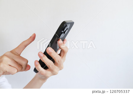 スマホを使う手元 スマホを使う手元 120705337