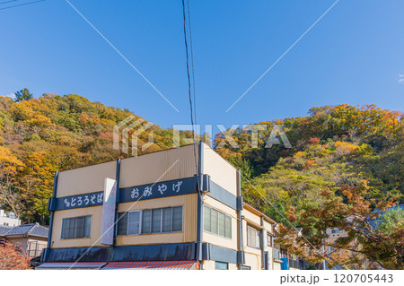 京王線 秋の高尾山口駅前 京王線 秋の高尾山口駅前 120705443