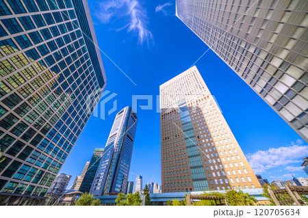 日本の東京都市景観　朝の日差しを浴びる汐留のオフィス街などを望む。奥に麻布台…新たな時代へ＝9日 120705634