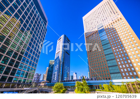 日本の東京都市景観　朝の日差しを浴びる汐留のオフィス街などを望む。奥に麻布台…新たな時代へ＝9日 120705639