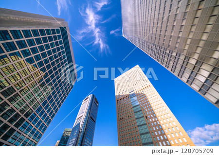 日本の東京都市景観　朝の日差しを浴びる汐留のオフィス街などを望む。…新たな時代へ＝9日 120705709