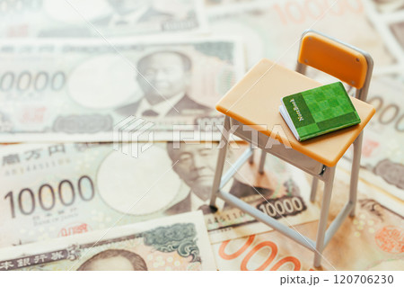 勉強机とお金　学費や授業料のイメージ写真素材 120706230