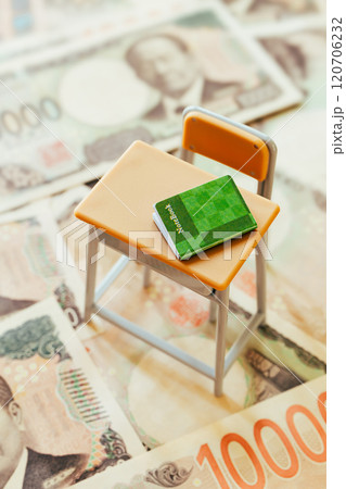 勉強机とお金 学費や授業料のイメージ写真素材 勉強机とお金 学費や授業料のイメージ写真素材 120706232