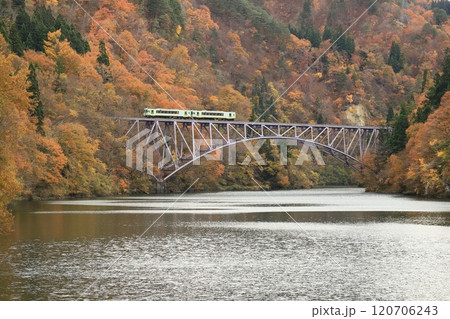 只見線「11月中旬の第一只見川橋梁と列車」紅葉背景に 只見線「11月中旬の第一只見川橋梁と列車」紅葉背景に 120706243