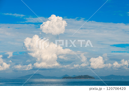 夏の瀬戸内海の島と入道雲 夏の瀬戸内海の島と入道雲 120706420