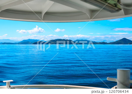 フェリーの展望デッキから見えた瀬戸内海の島々 120706434