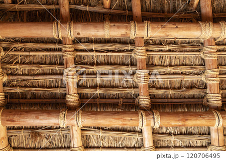 藁ぶき屋根の内側 120706495