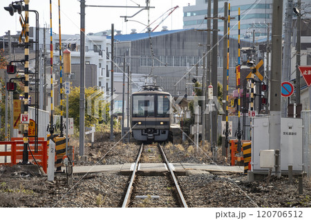 和田岬駅に停車する電車 和田岬駅に停車する電車 120706512