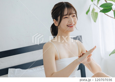 ハンドクリームを塗る女性 ハンドクリームを塗る女性 120707036