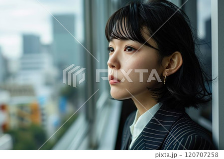 不安そうなビジネスウーマン02 不安そうなビジネスウーマン02 120707258