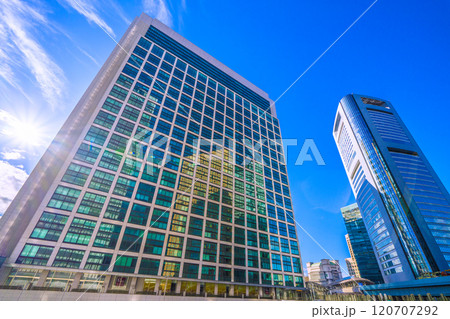 日本の東京都市景観　朝の日差しを浴びる汐留のオフィスビル群がガラス窓に浮かび上がる…希望の光＝9日 120707292