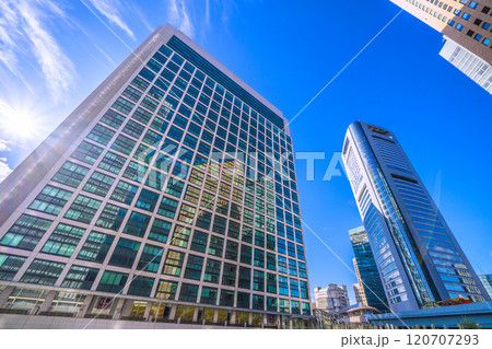 日本の東京都市景観　朝の日差しを浴びる汐留のオフィスビル群がガラス窓に浮かび上がる…希望の光＝9日 120707293