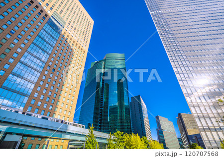 日本の東京都市景観　朝の日差しを浴びる汐留のオフィス街などを望む。新たな時代へ、希望の光＝11月9日 120707568