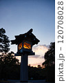 夕焼けの空に灯る神社の灯籠 120708028