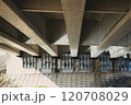 高速道路の下から見たモダンな構造物 120708029