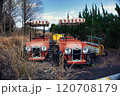 廃墟と化した遊園地に佇む乗り物 120708179