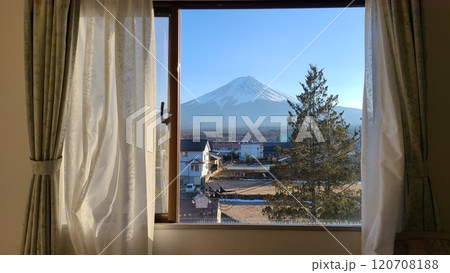 部屋から富士山を見る 120708188