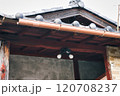 古い和風の軒下 120708237