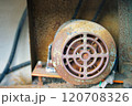 錆びついた古いモーター 120708326