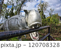 牙を剥く凶暴な恐竜 120708328